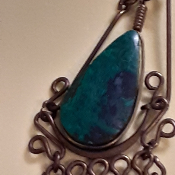 A687 earings. Green stone in each dangling ear - Picture 5 of 8